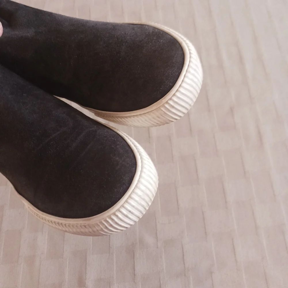 Vince suede upper